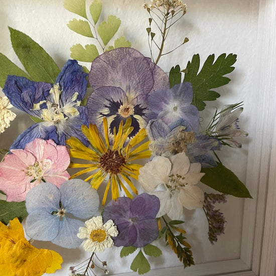 Malé sluníčko mezi květy