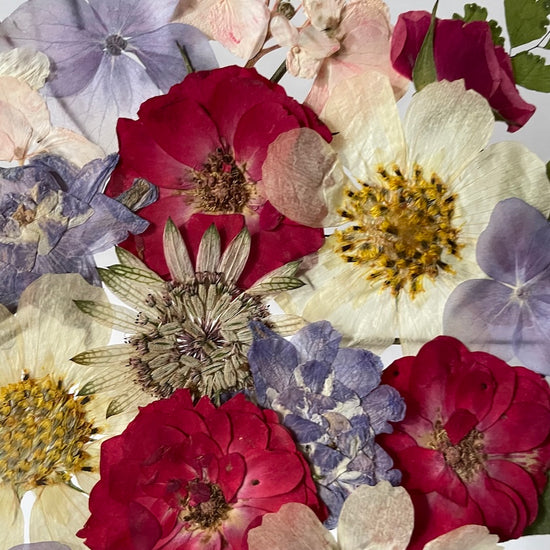 Sedávám na domovních schodech