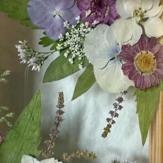 Schovávaná mezi kvítky