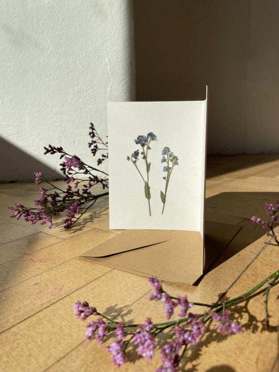 Přání s vylisovanými pomněnkami