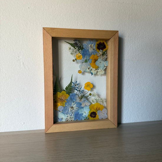 Zlatý květ v modré dálce