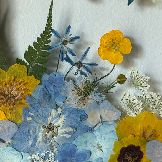 Zlatý květ v modré dálce