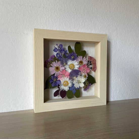 Trojbarevná symfonie květinek