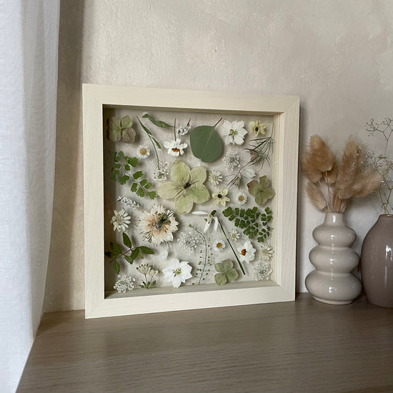 Perličky zakutálené v trávě